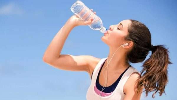 Употребляя просчитанное количество воды, можно быстро скинуть вес при помощи водной диеты